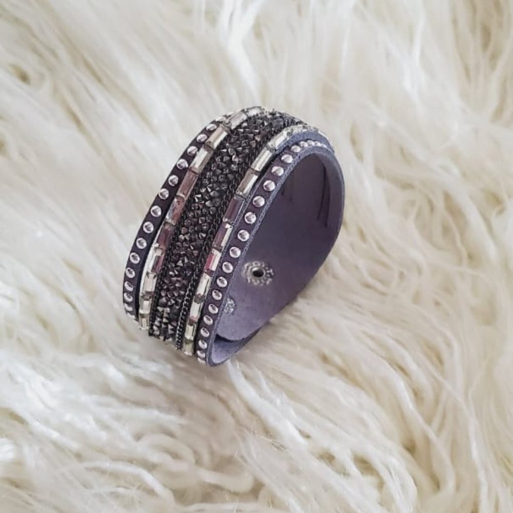 💃 Rhinestones Rumble Jewelry Bracelets 🌴
